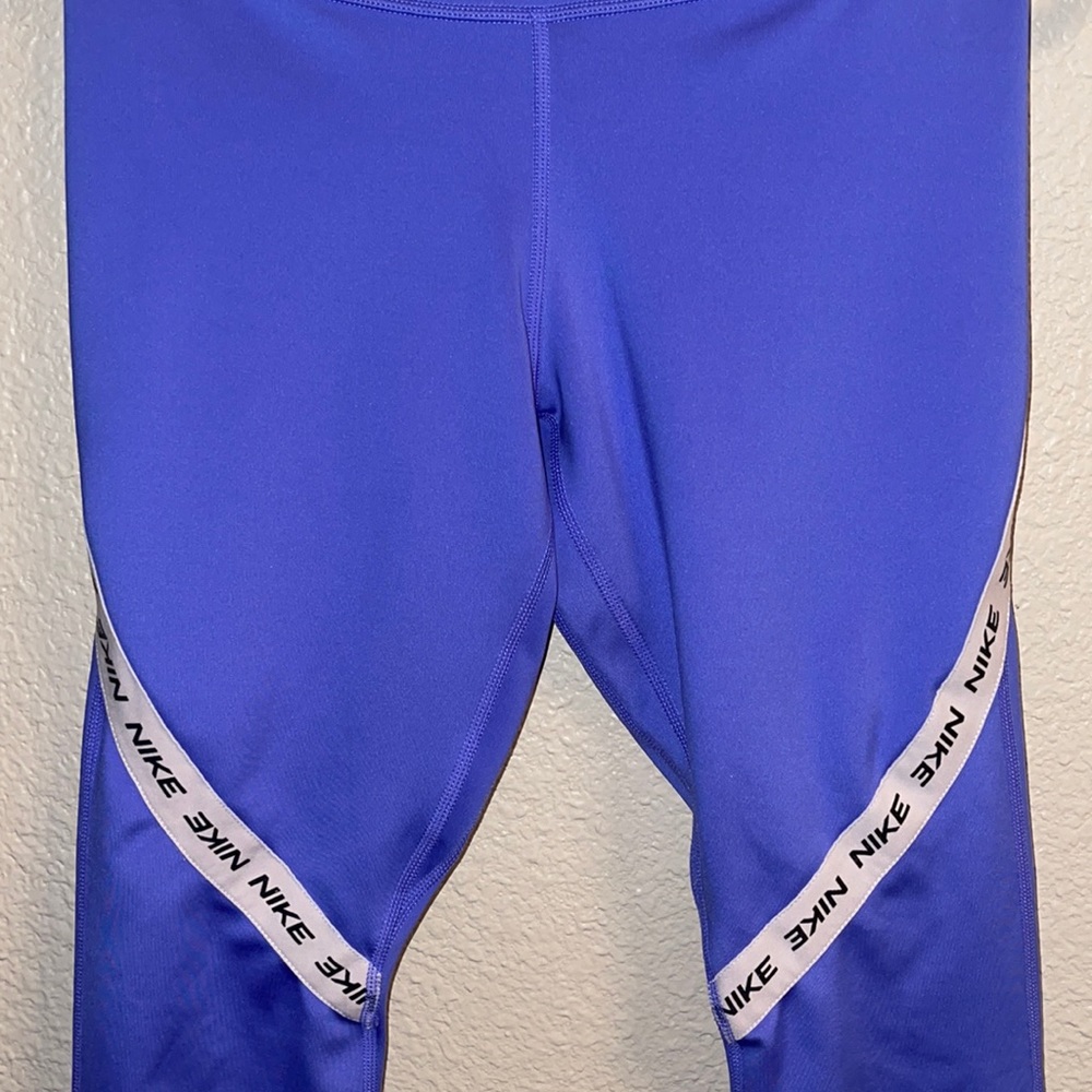 Nike One Mid-Rise Tight Fit Crop Training Pants